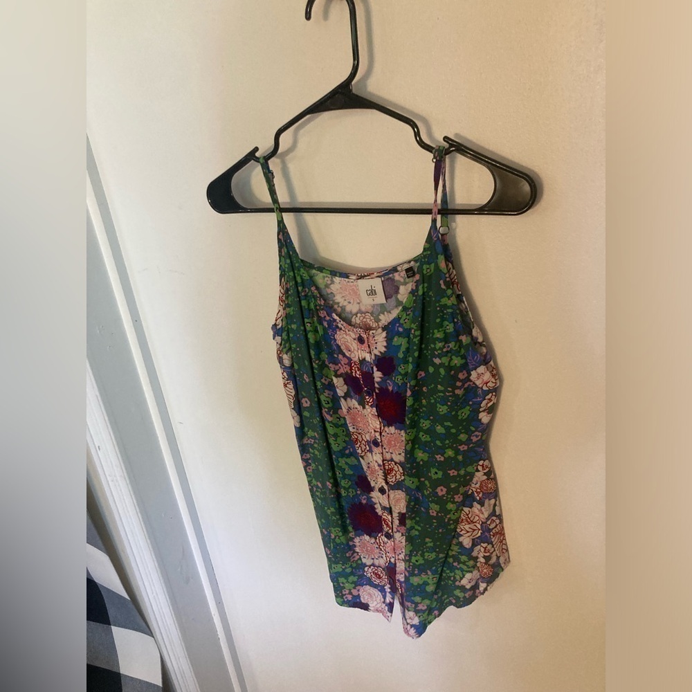 Cabi sleeveless shirt in size small. Features a flower design and has buttons